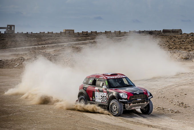 Erik van Loon en Wouter Rosegaar met andere MINI in Pharaons Rally